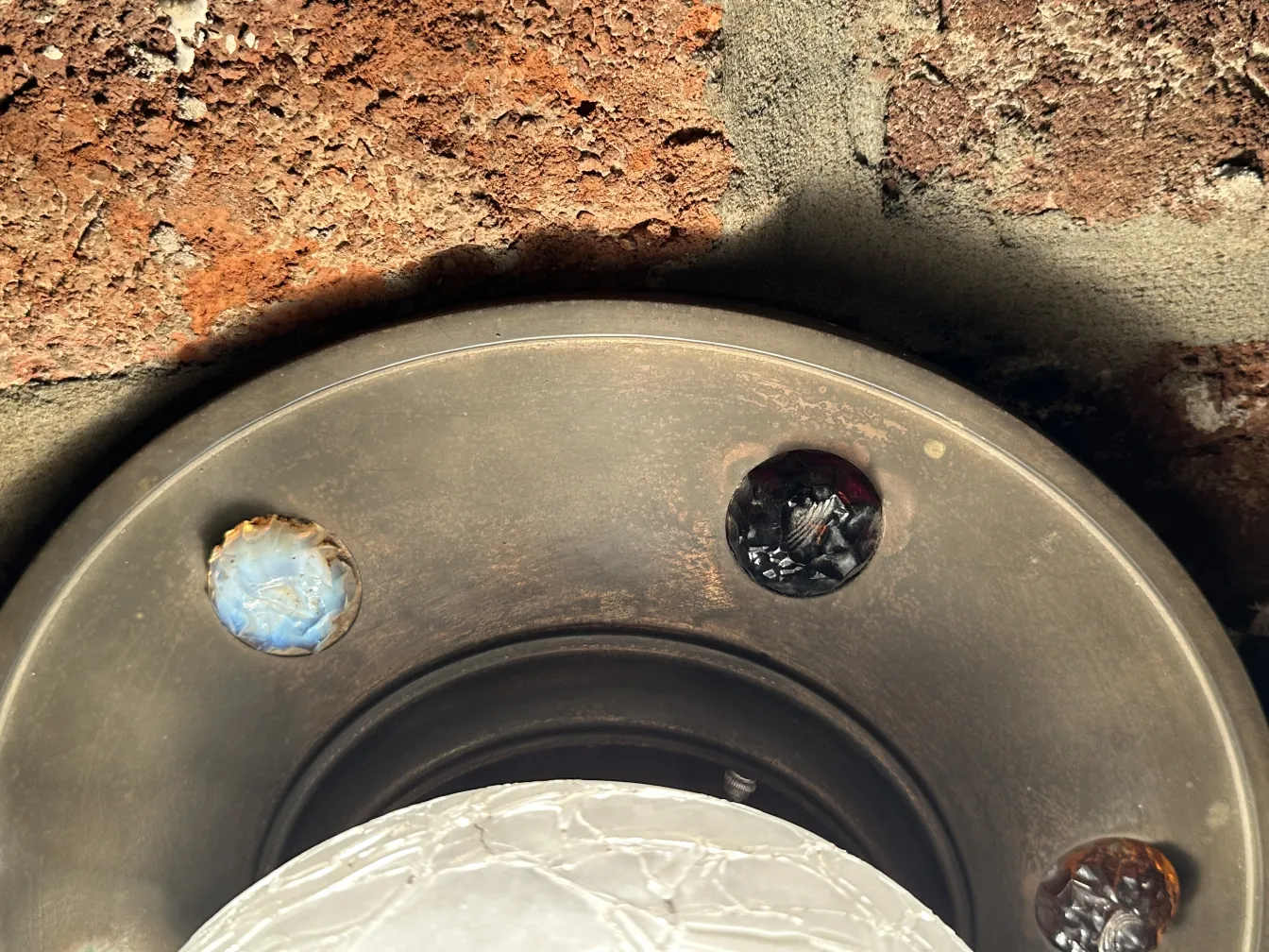 антикварный потолочный светильник с цветными декоративными деталями