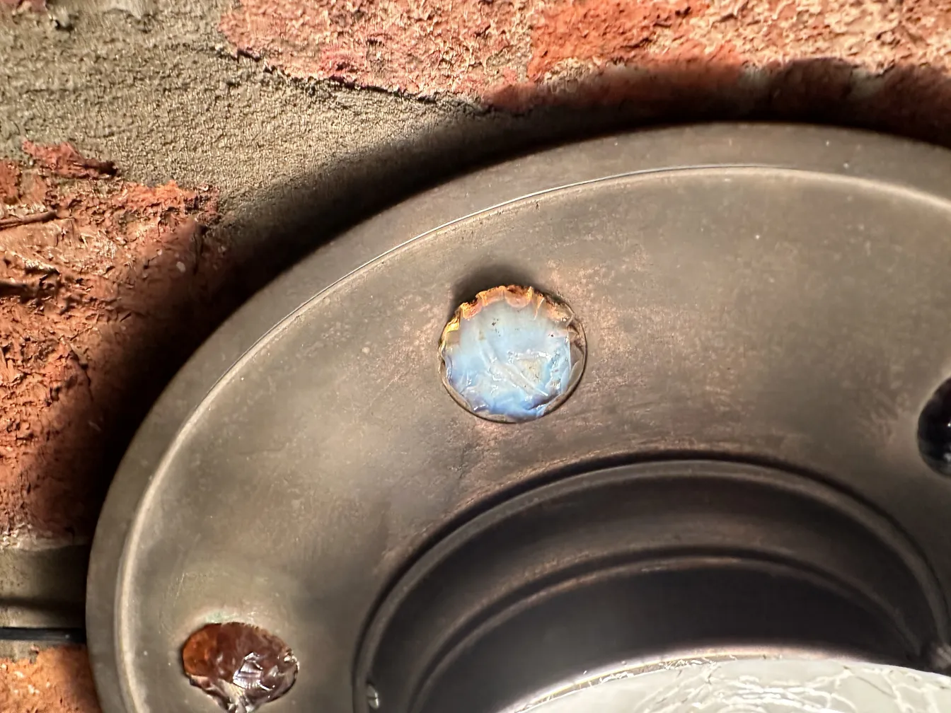 plafonnier ancien décoratif avec des couleurs subtiles et des détails en surface