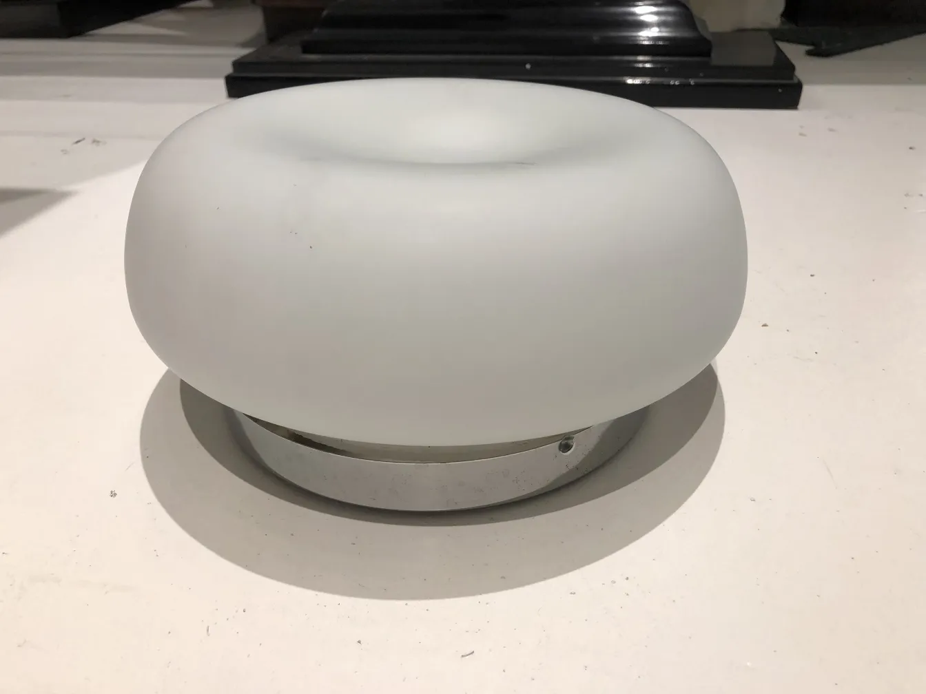 antike runde deckenleuchte in neutralem Umfeld