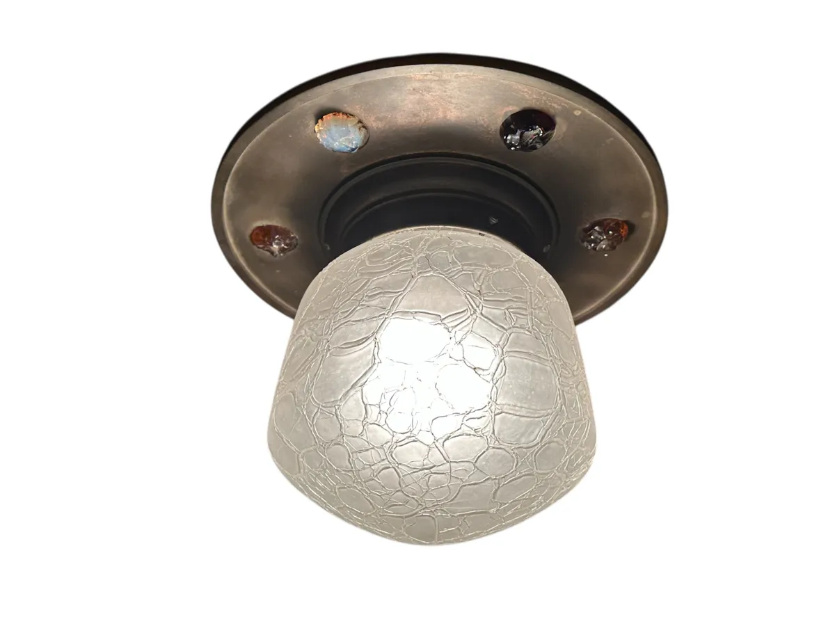 iluminacion antigua con estilo elegante y formas redondeadas, ideal para interiores