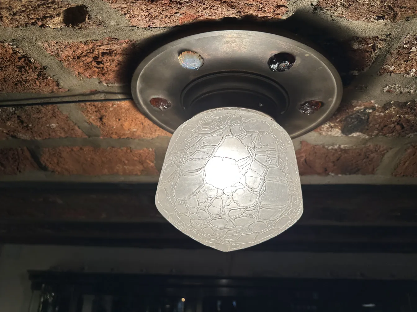 plafon antiguo con diseño elegante y luz cálida