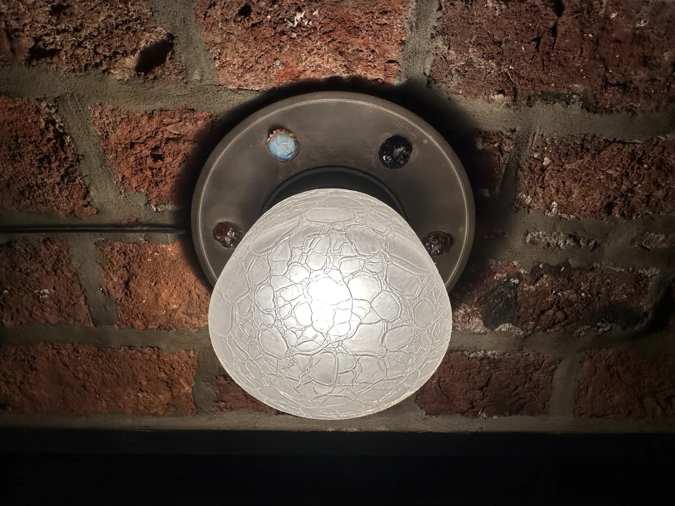 plafonnier ancien avec lumière douce, base circulaire