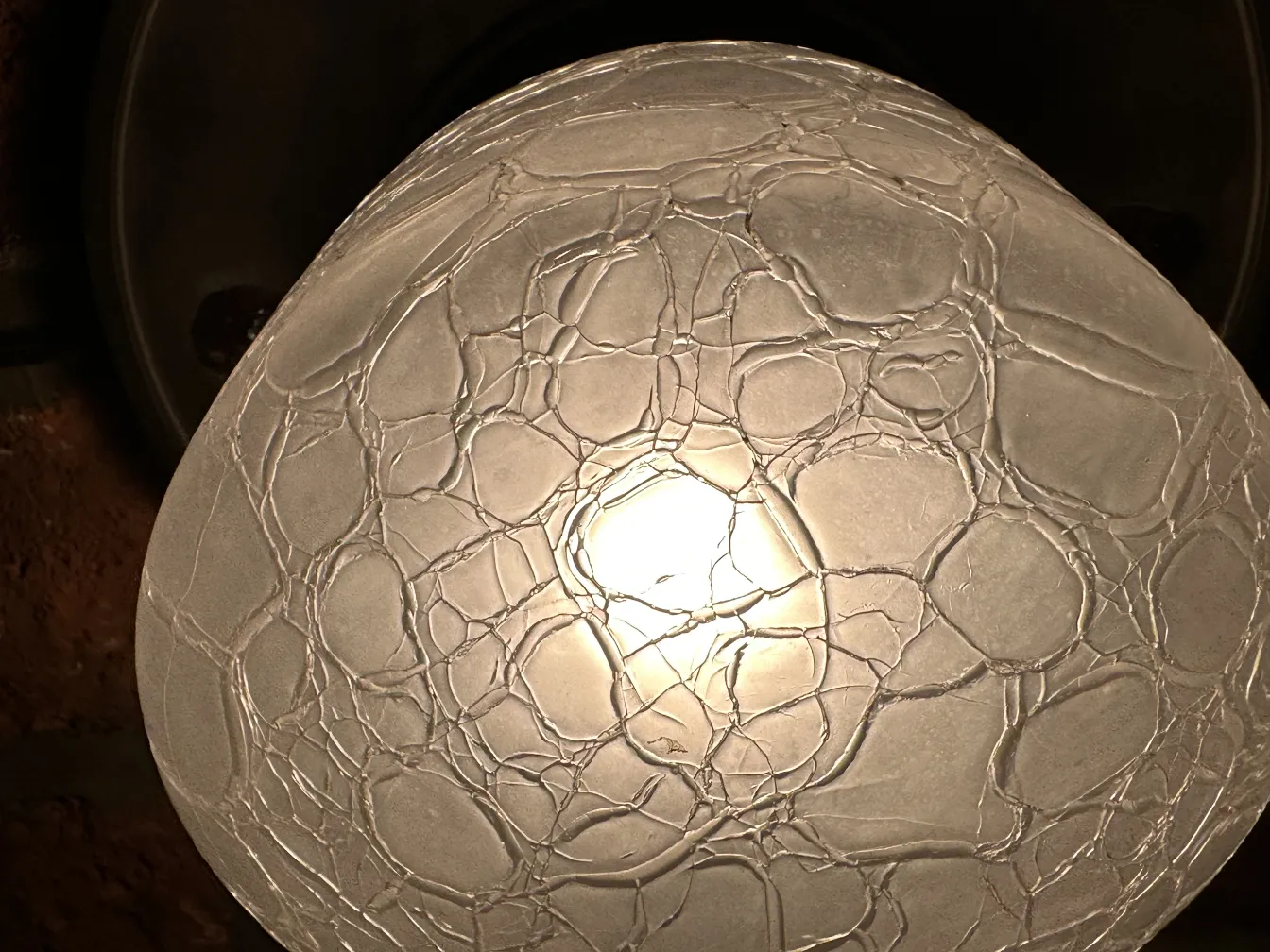 Plafón antiguo con diseño único para iluminar espacios