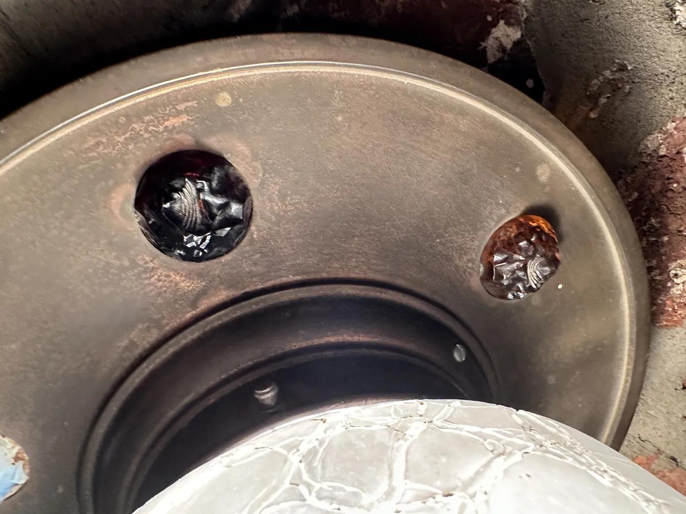 مصباح السقف القديم مع تفاصيل داكنة، جو دافئ