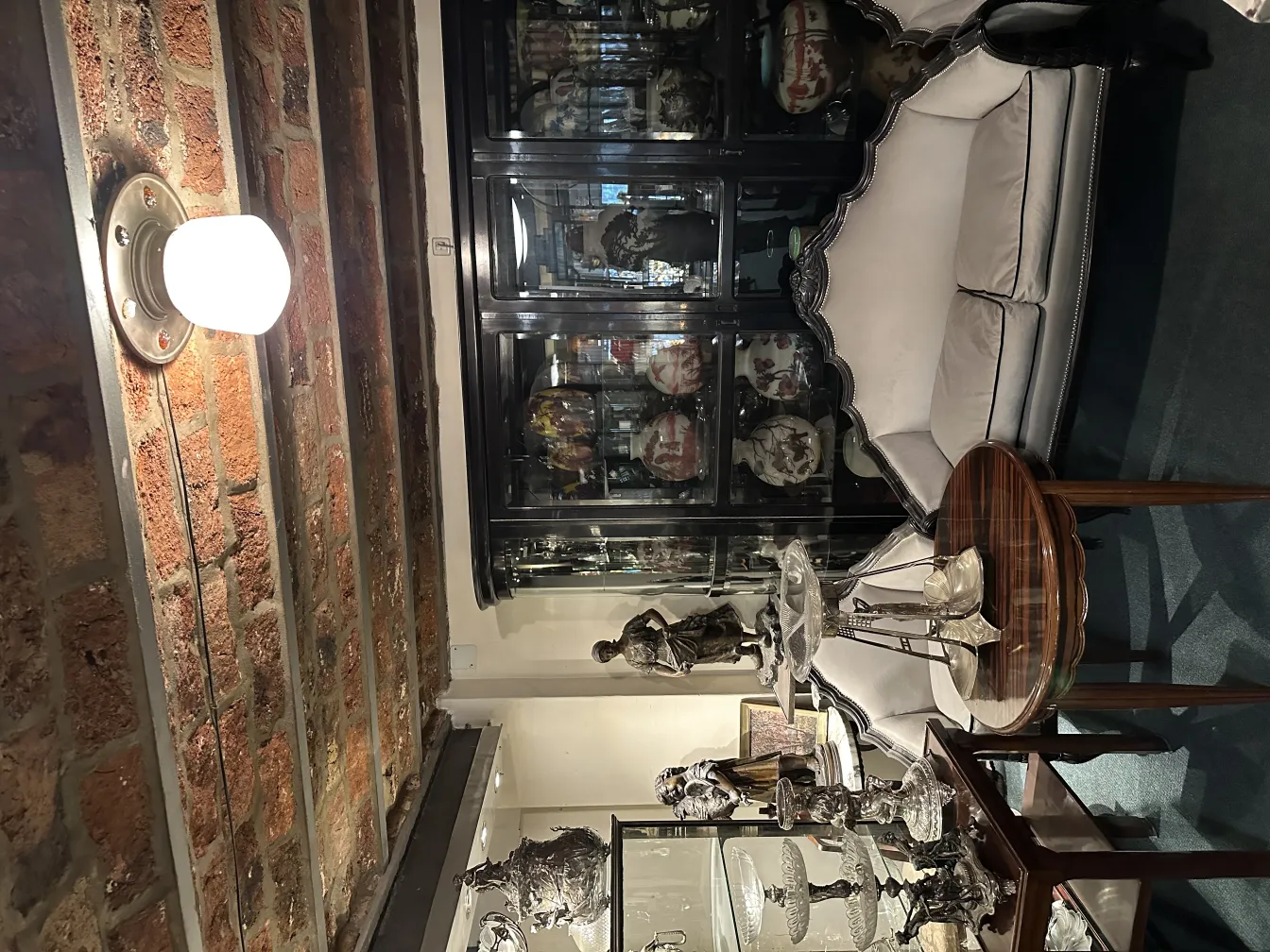 luz de teto antiga iluminando a sala