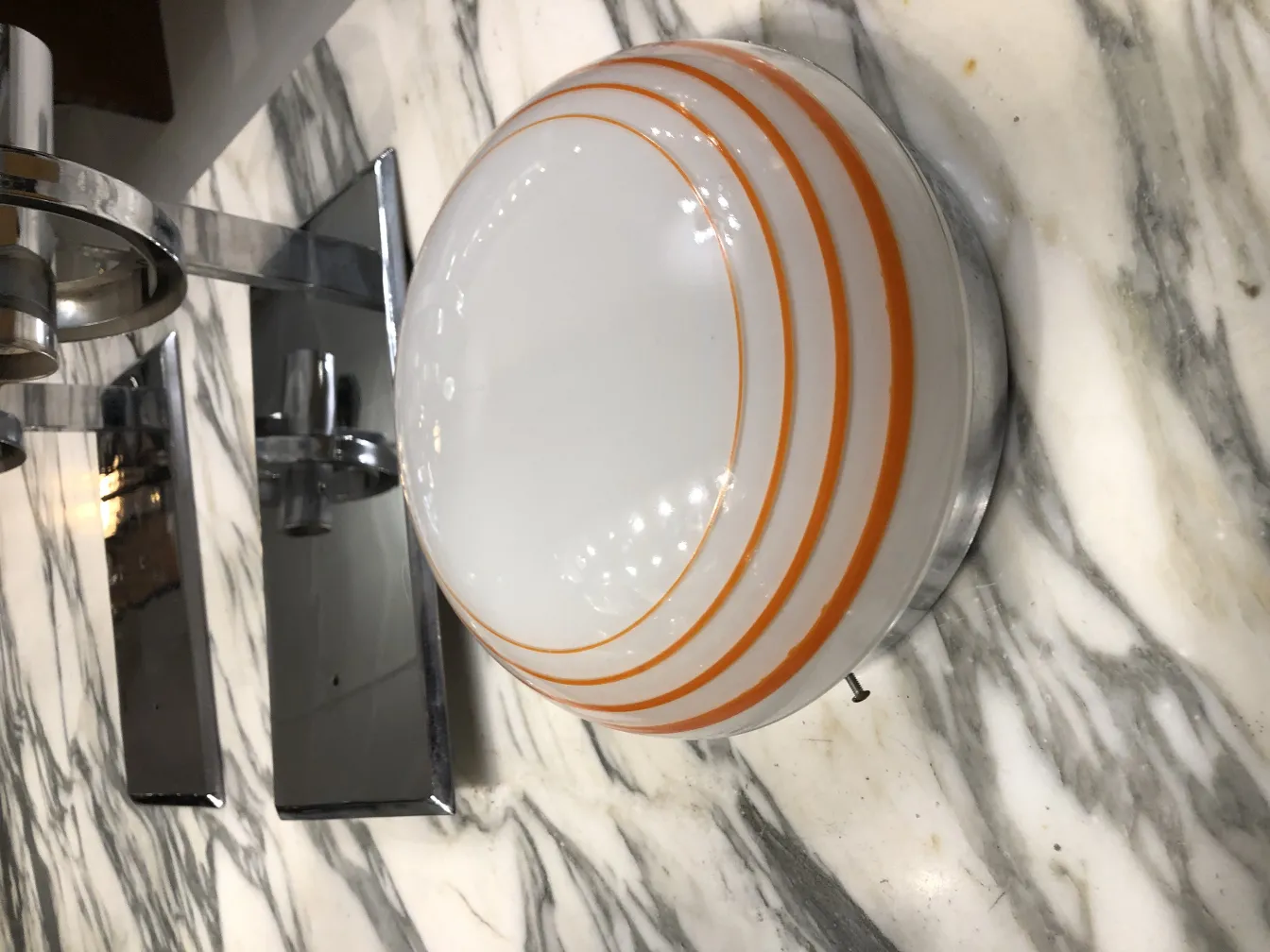 Tres plafones antiguos con líneas en color naranja en un ambiente iluminado.