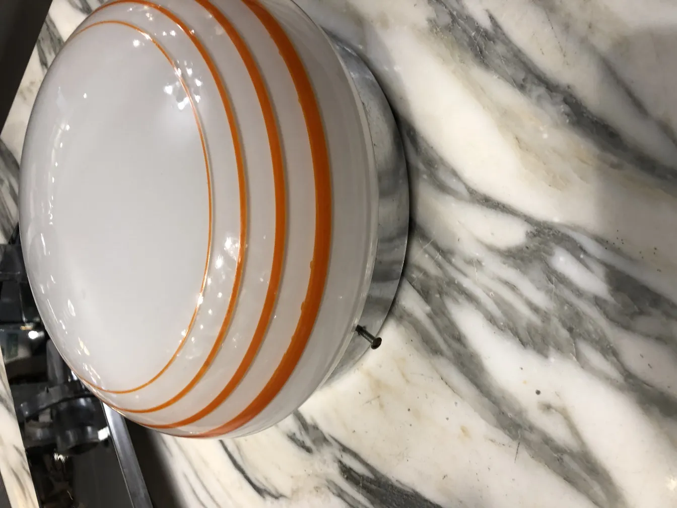 三台の古いシーリングライト、丸い形状とオレンジ色のライン