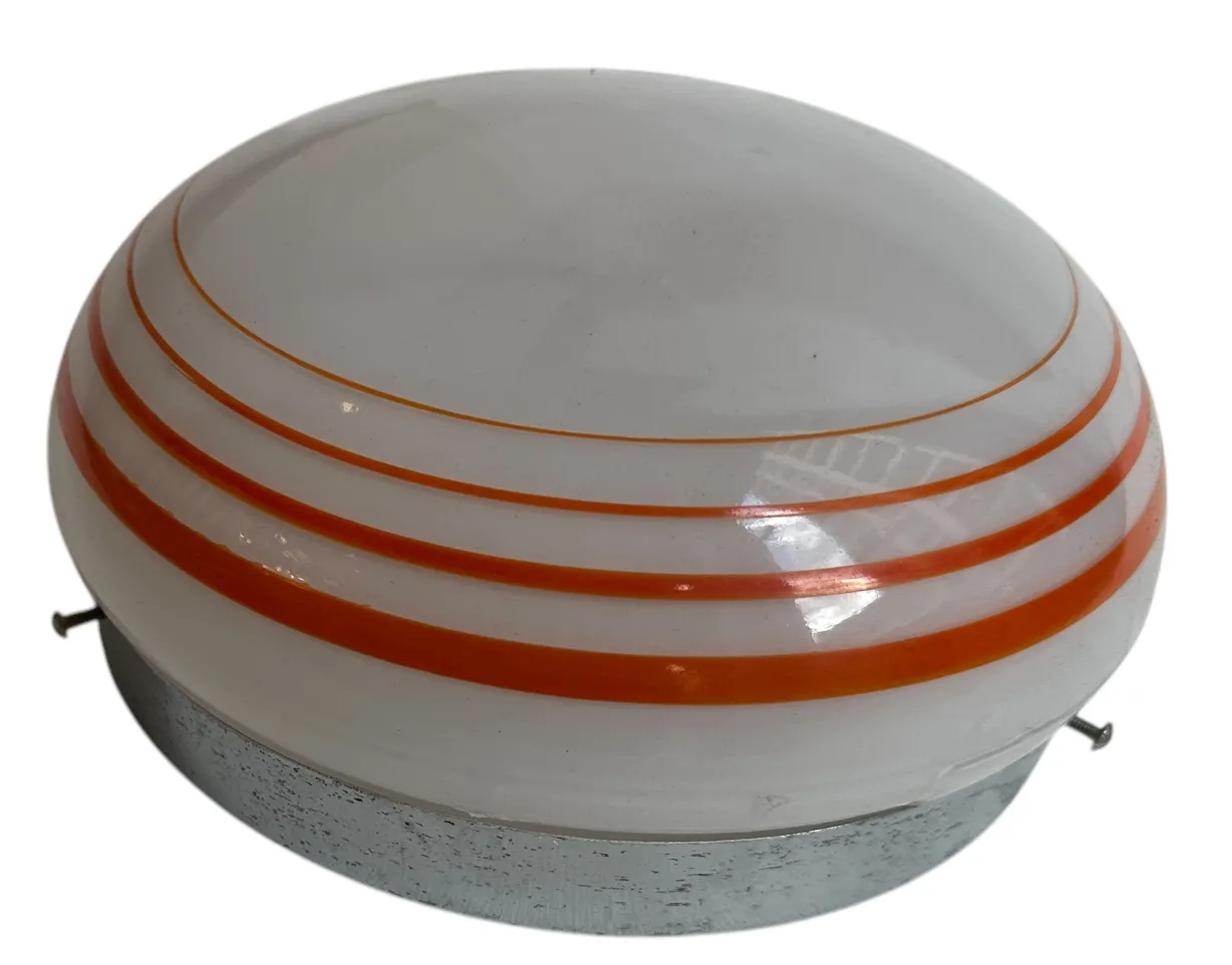 装飾用の3台の古いシーリングライト、柔らかな光