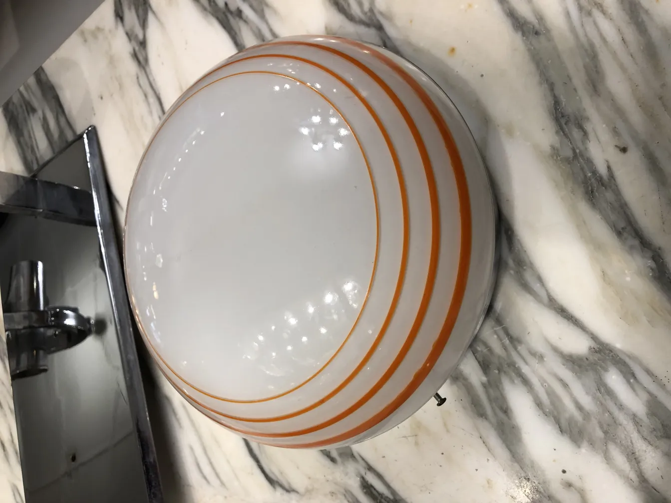 Tres plafones antiguos con rayas naranjas en la parte superior