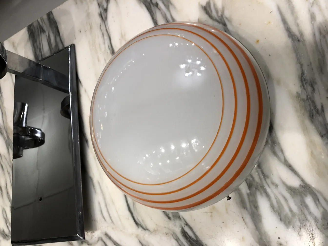 Três luzes de teto antigas com detalhes decorativos em um ambiente elegante.