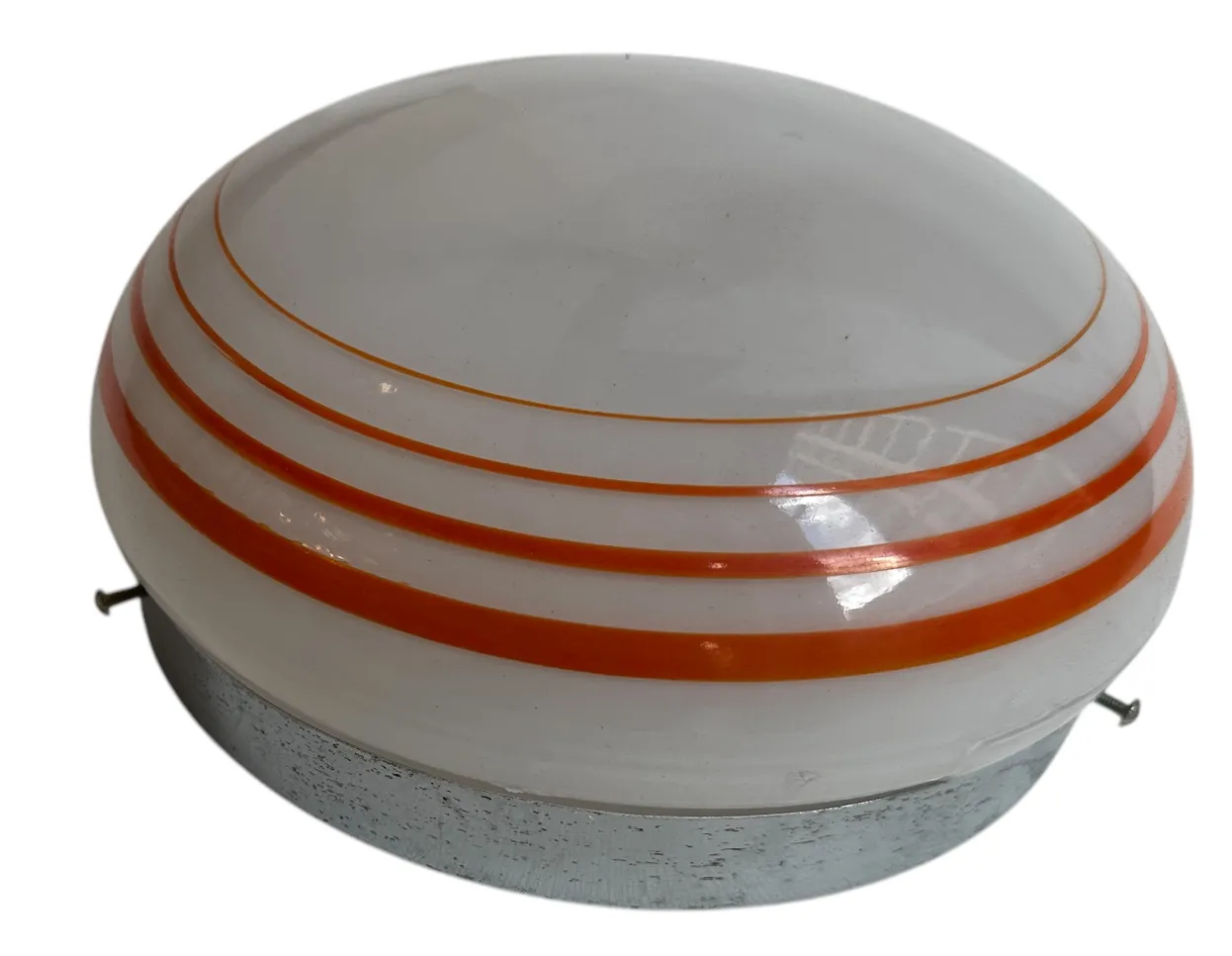 três luzes de teto antigas com linhas decorativas laranja sobre fundo branco