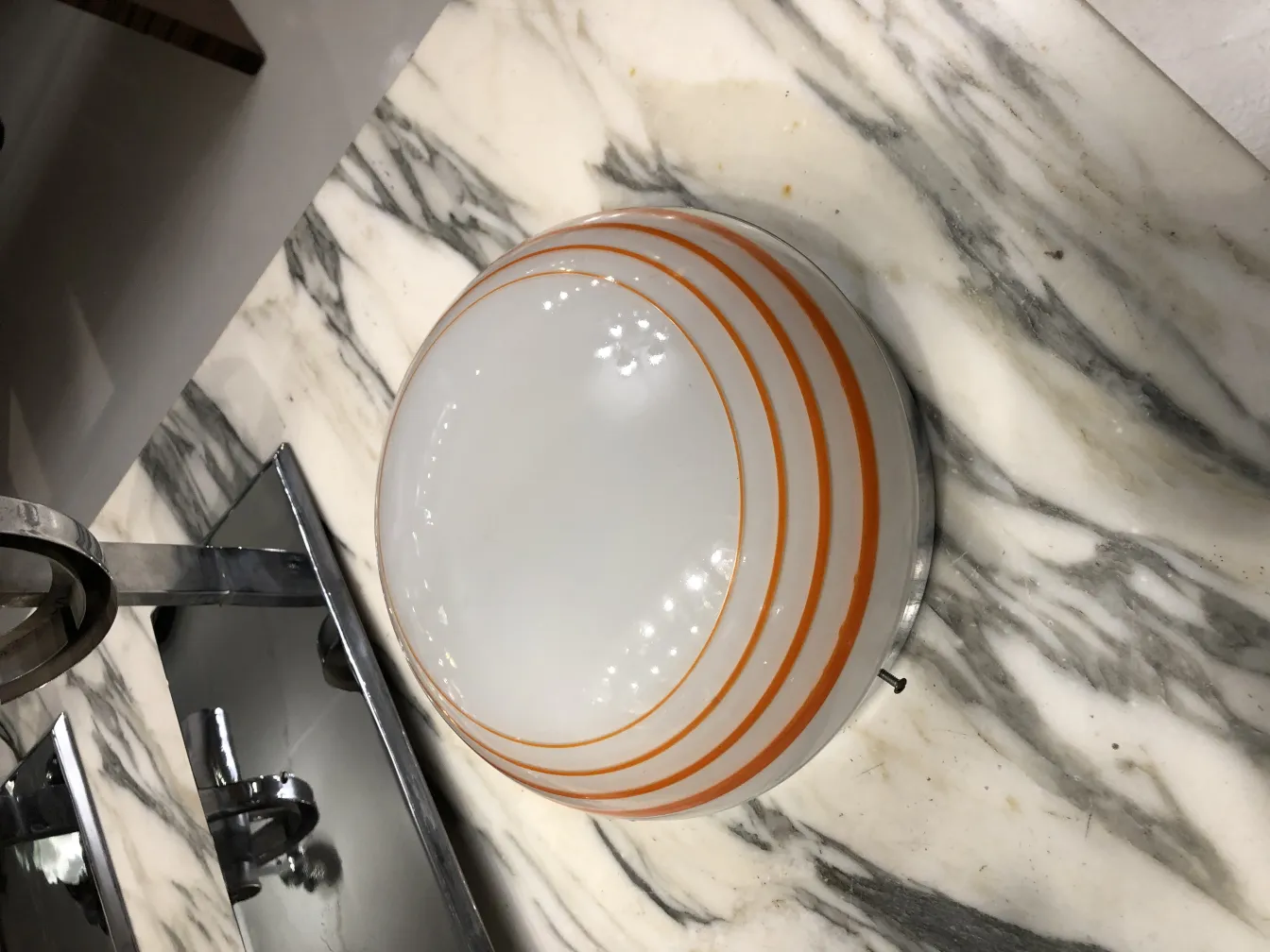 Trois plafonniers anciens avec des lignes décoratives orange