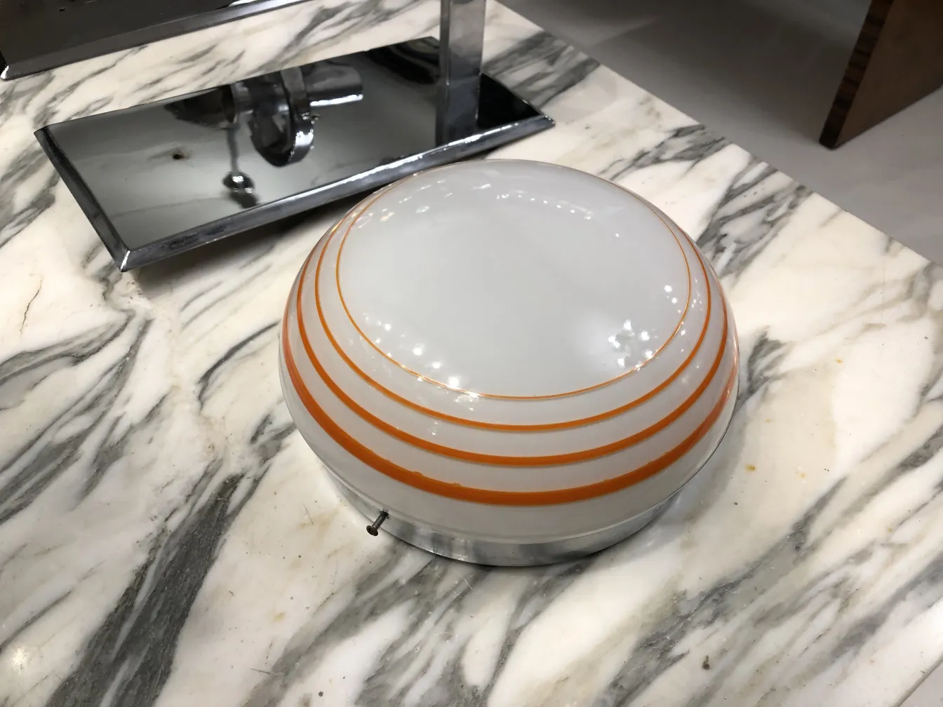 Antike Deckenleuchten mit rundem Design und orangen Streifen