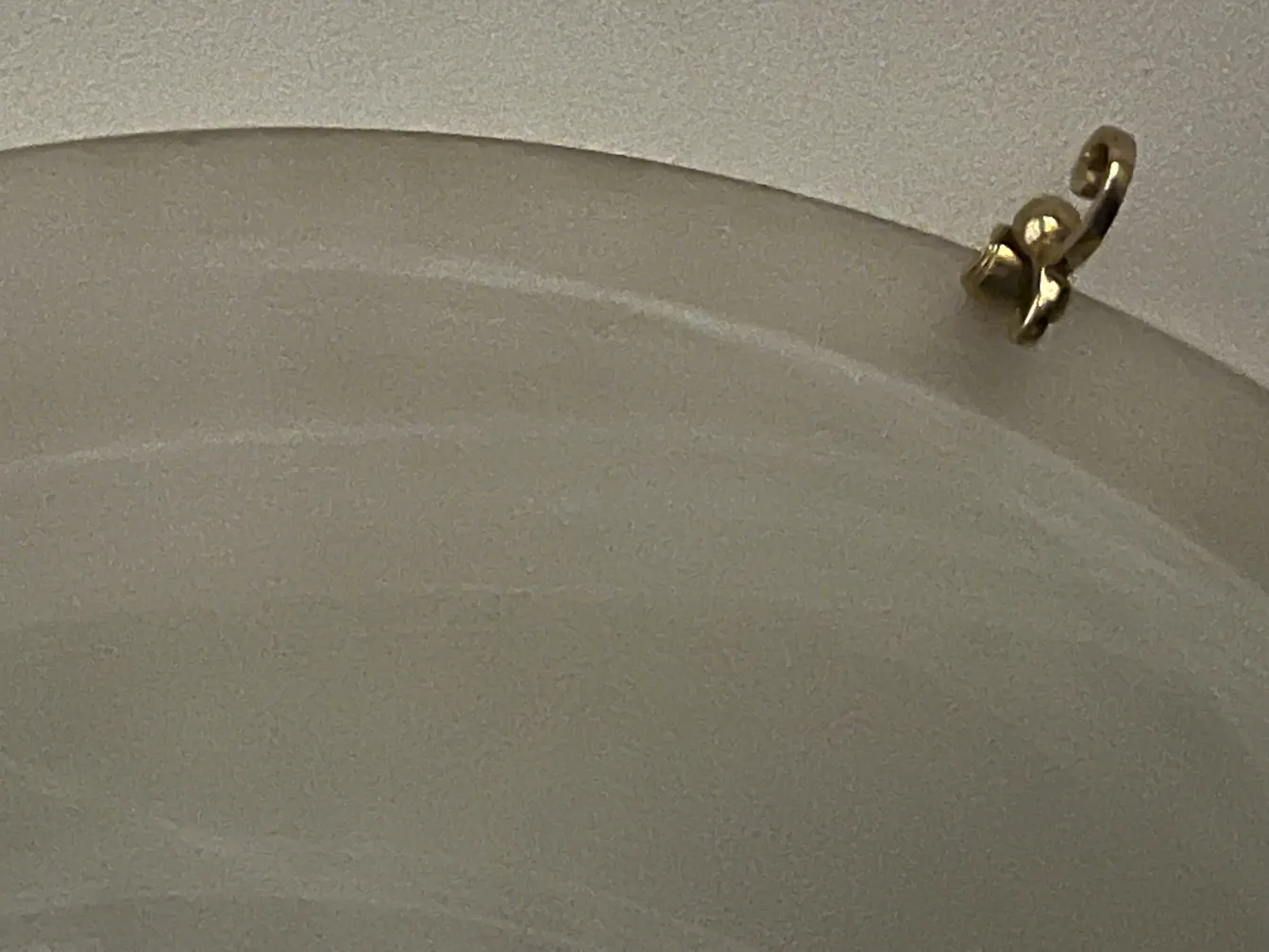 4 antike Deckenleuchten mit elegantem Design