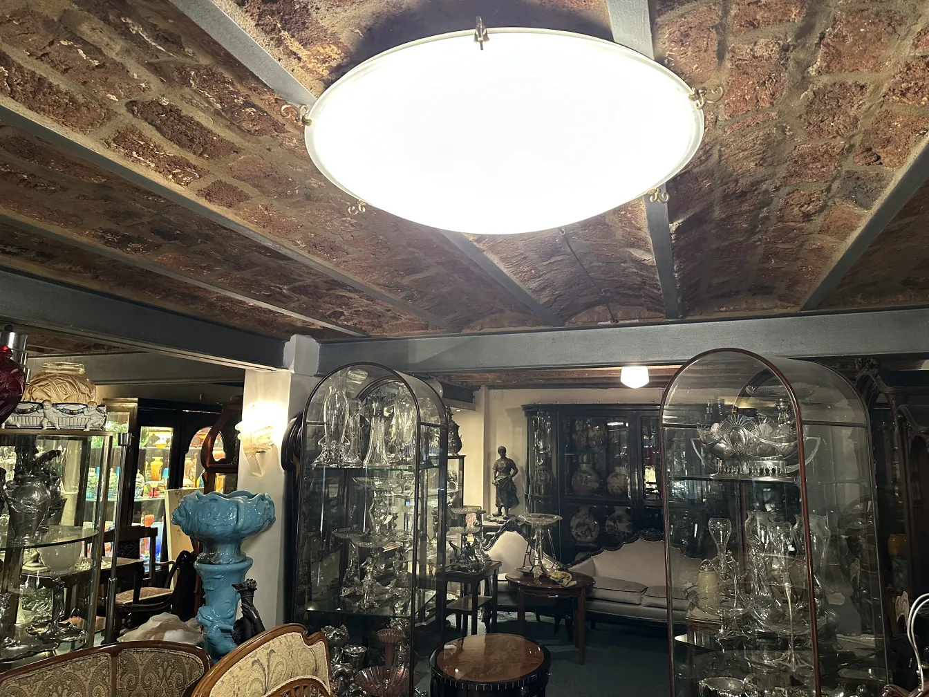 Quattro plafoniere antiche in un ambiente decorativo.