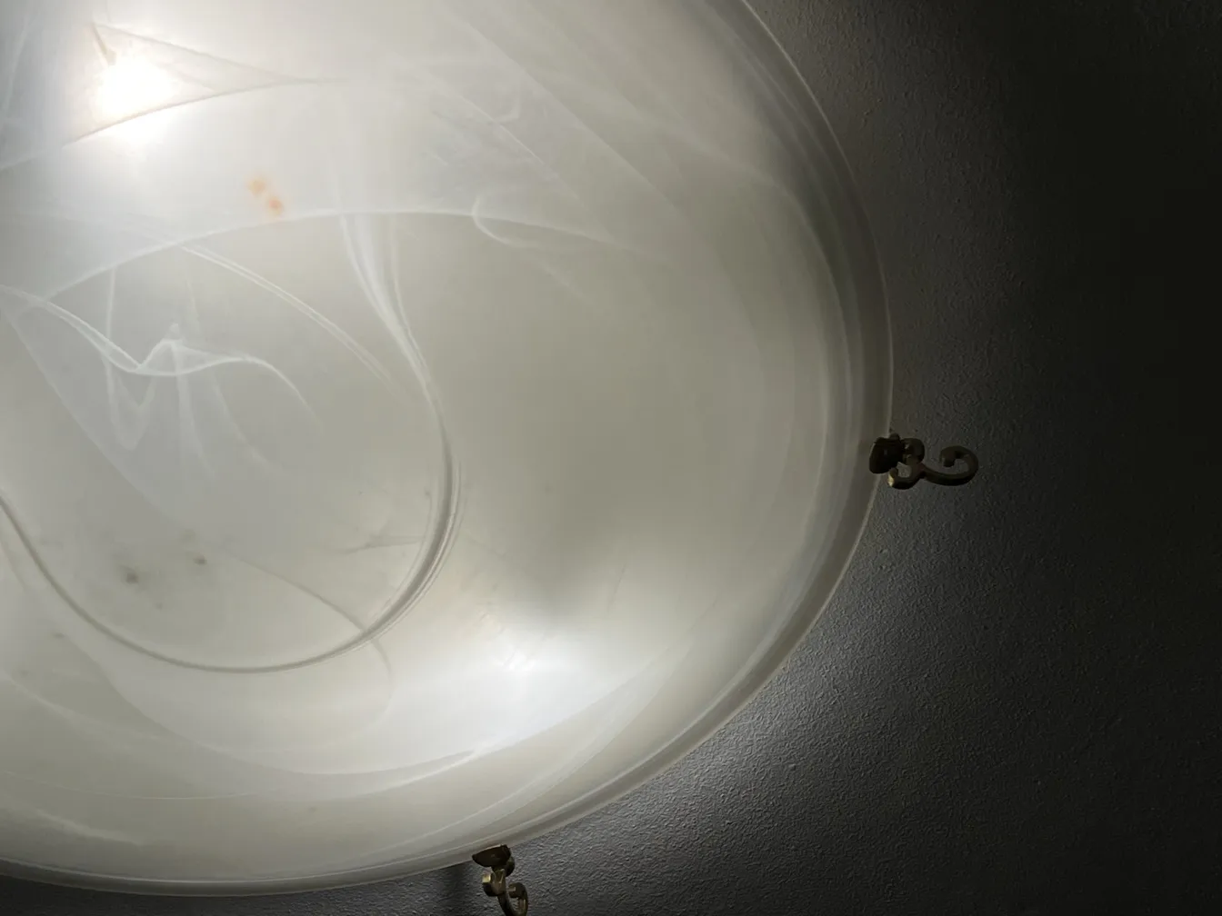 Plafoniere antiche con dettagli decorativi nei dintorni.