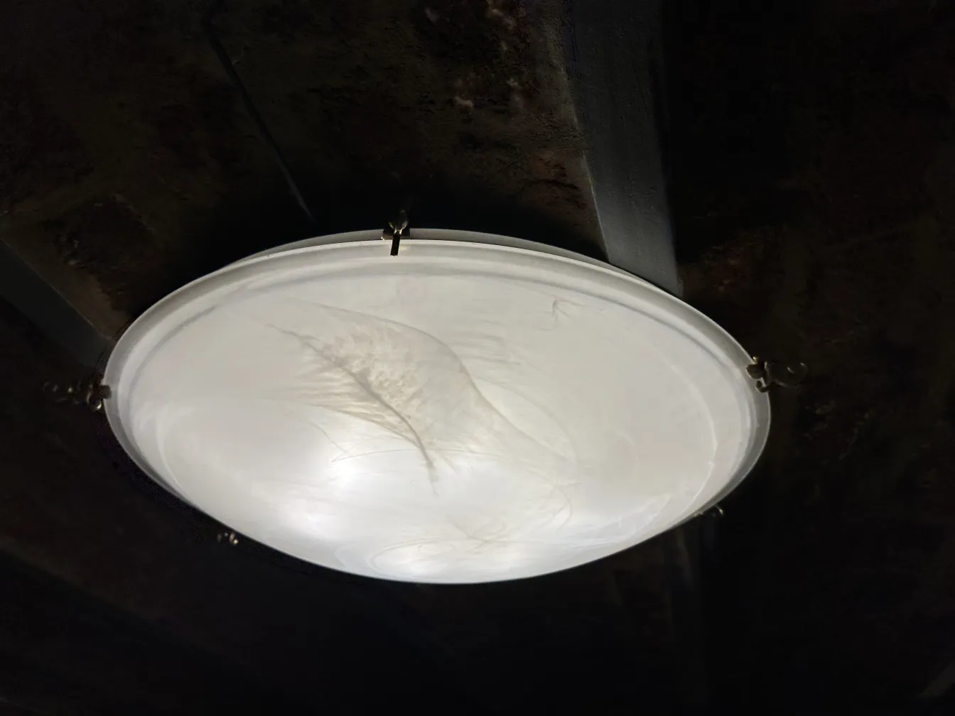 quattro plafoniere antiche rotonde che illuminano uno spazio