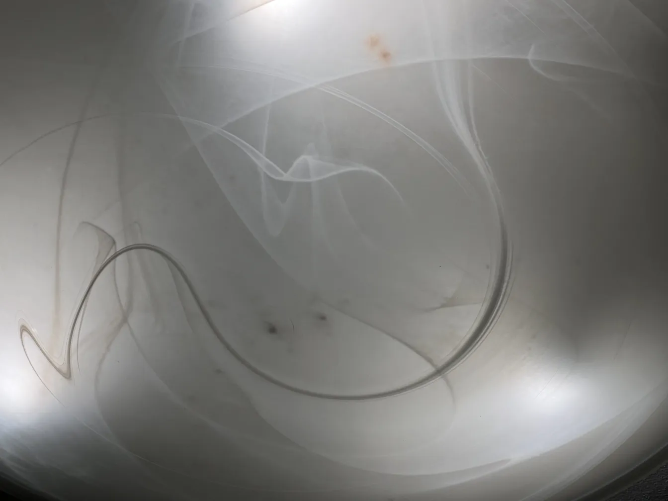 Quatro luzes de teto antigas com detalhes decorativos sutis em um ambiente aconchegante