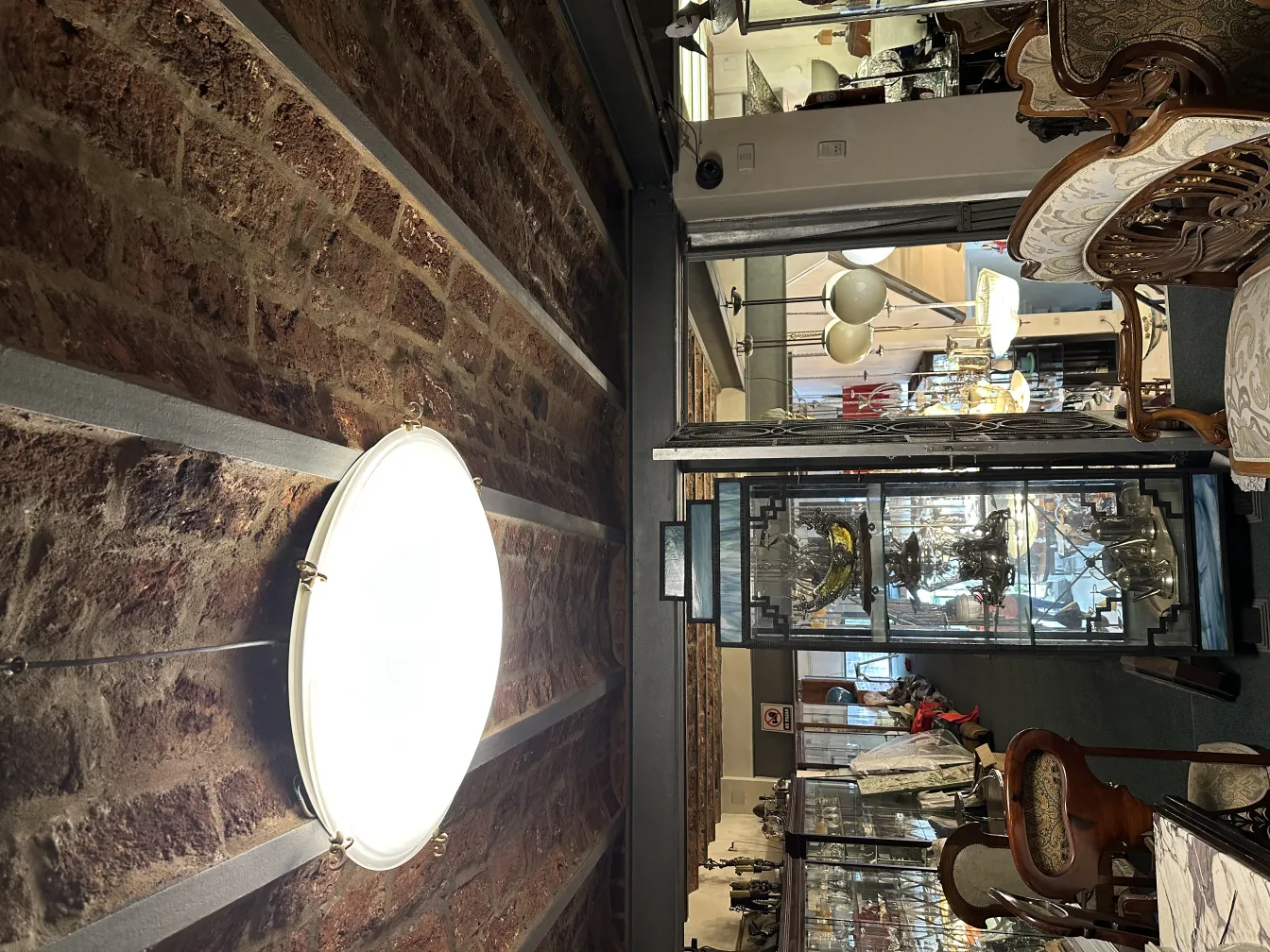 Quatre plafonniers anciens dans un environnement de boutique avec diverses décorations.