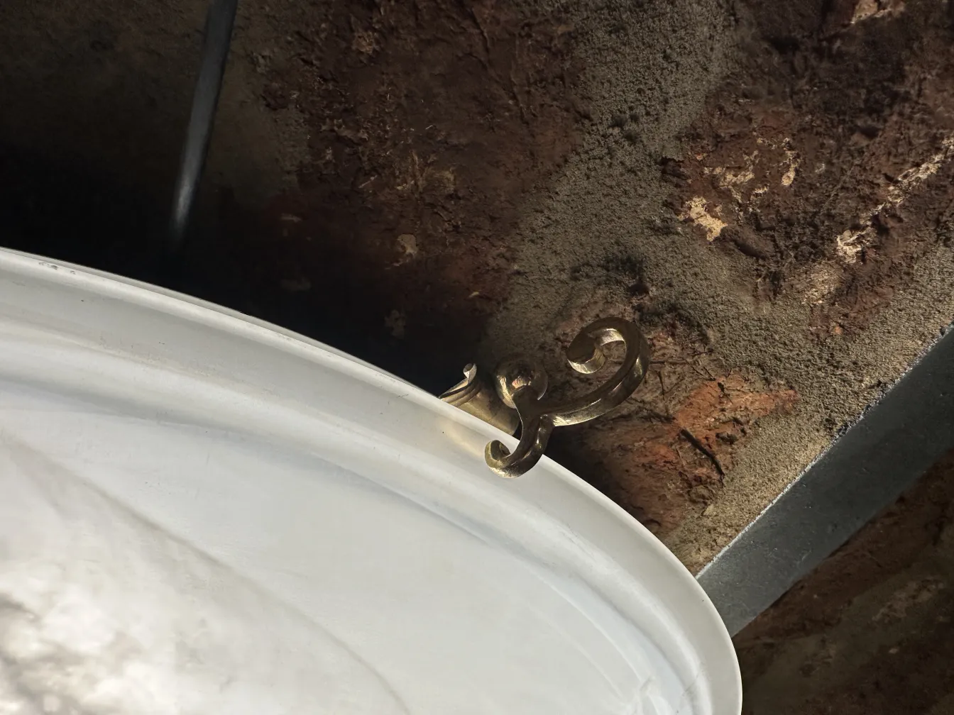 أربعة مصابيح سقف قديمة بتصميم أنيق في بيئة ريفية