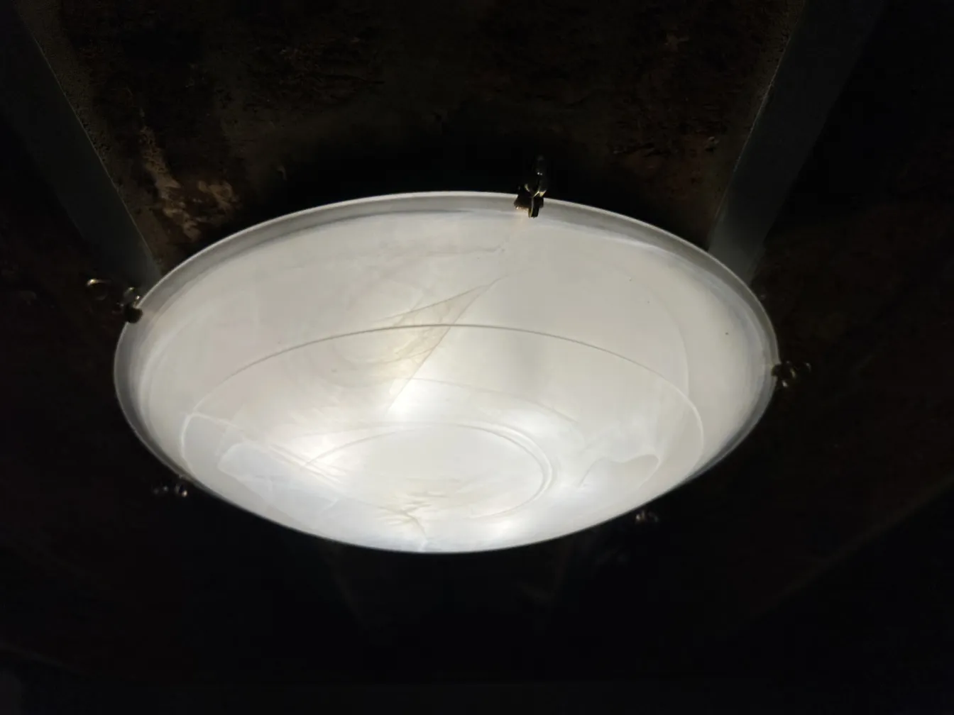 4 plafones antiguos iluminando un ambiente oscuro