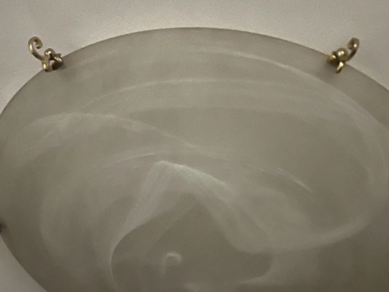 Quatre plafonniers anciens avec détails décoratifs en couleur claire, créant une atmosphère élégante.