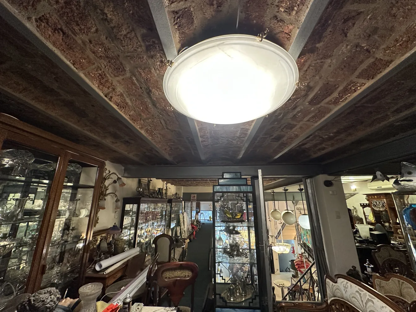 천장에 있는 앤티크 천장 등 4개