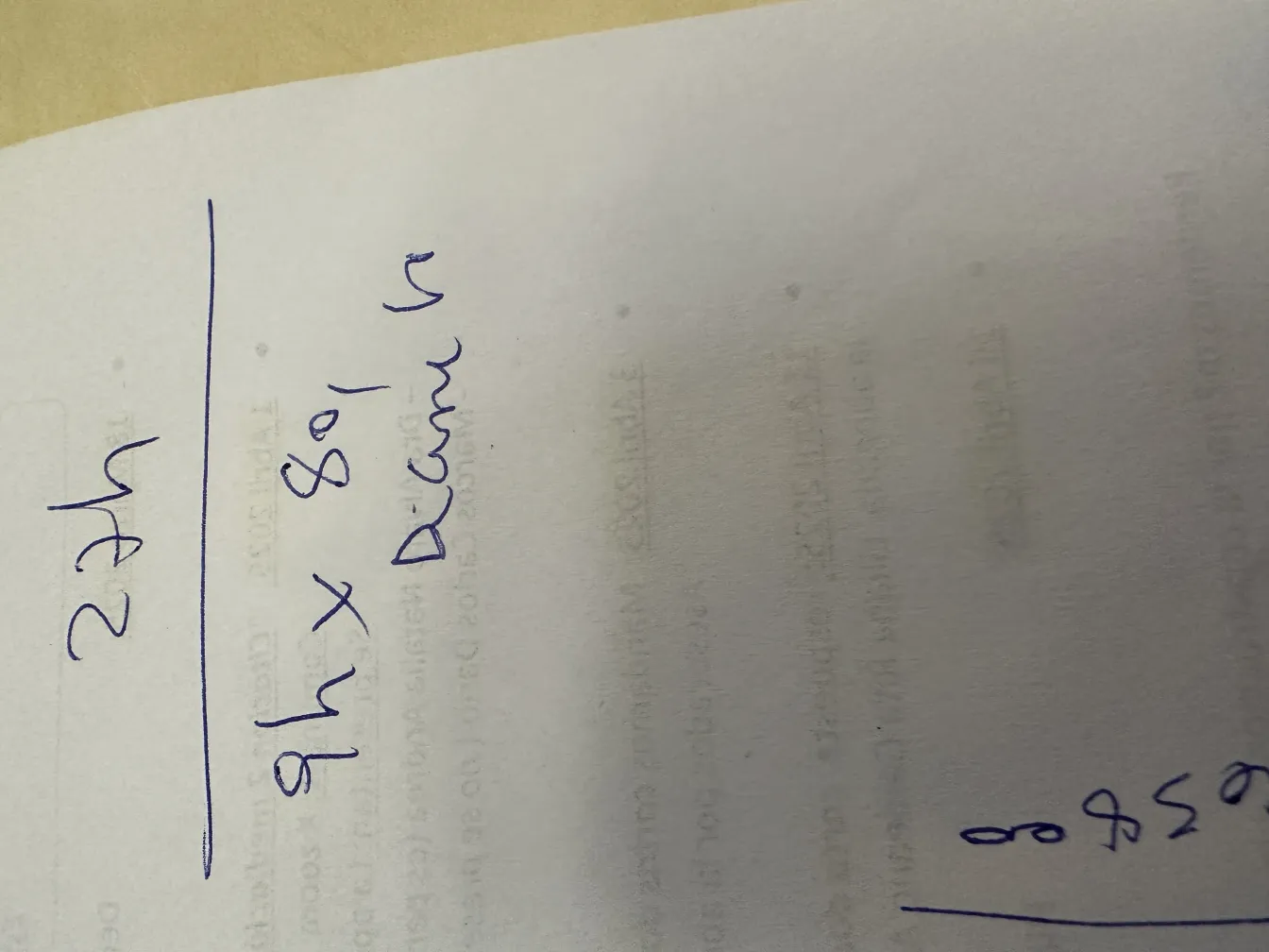 고풍스러운 천장 등이 아늑한 분위기를 밝히고 있습니다