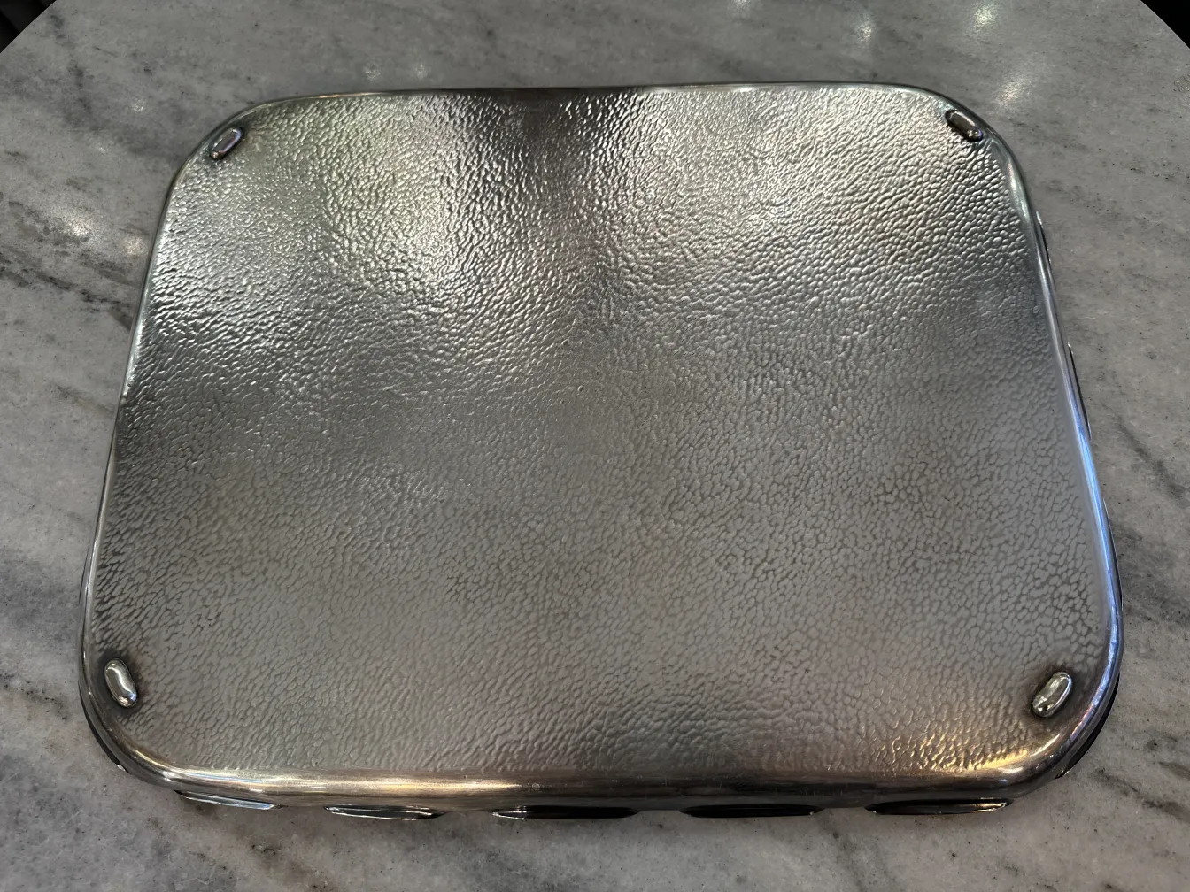 장식적인 오래된 쟁반, 가장자리 포함