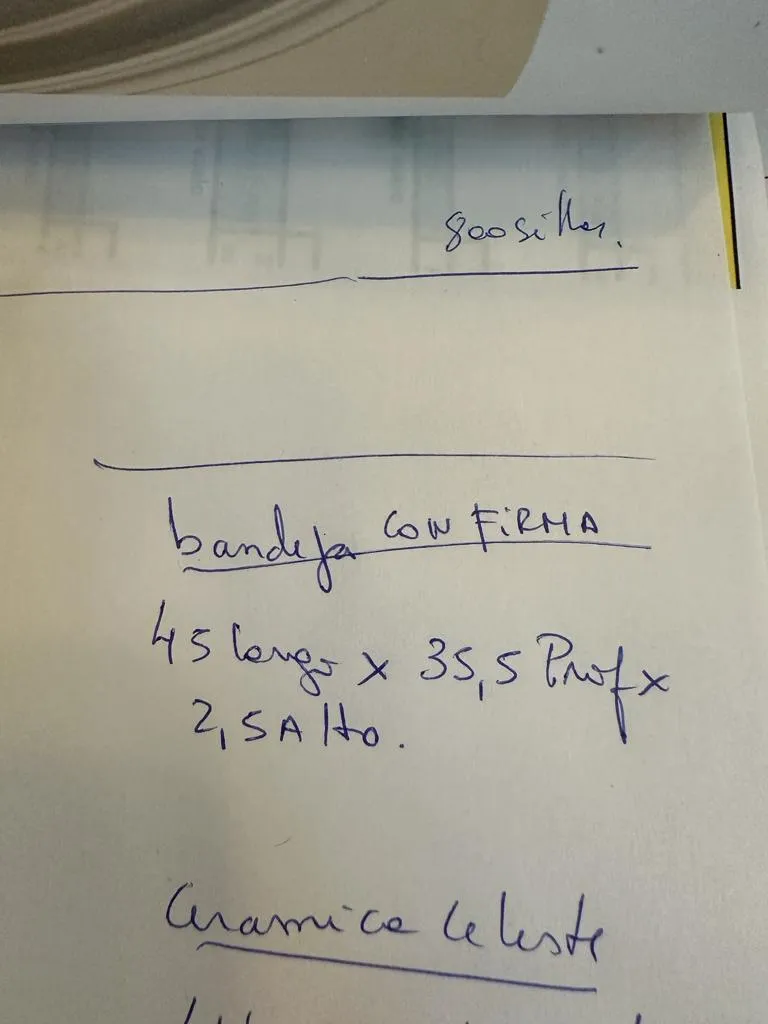 plateau ancien avec une signature visible sur le papier