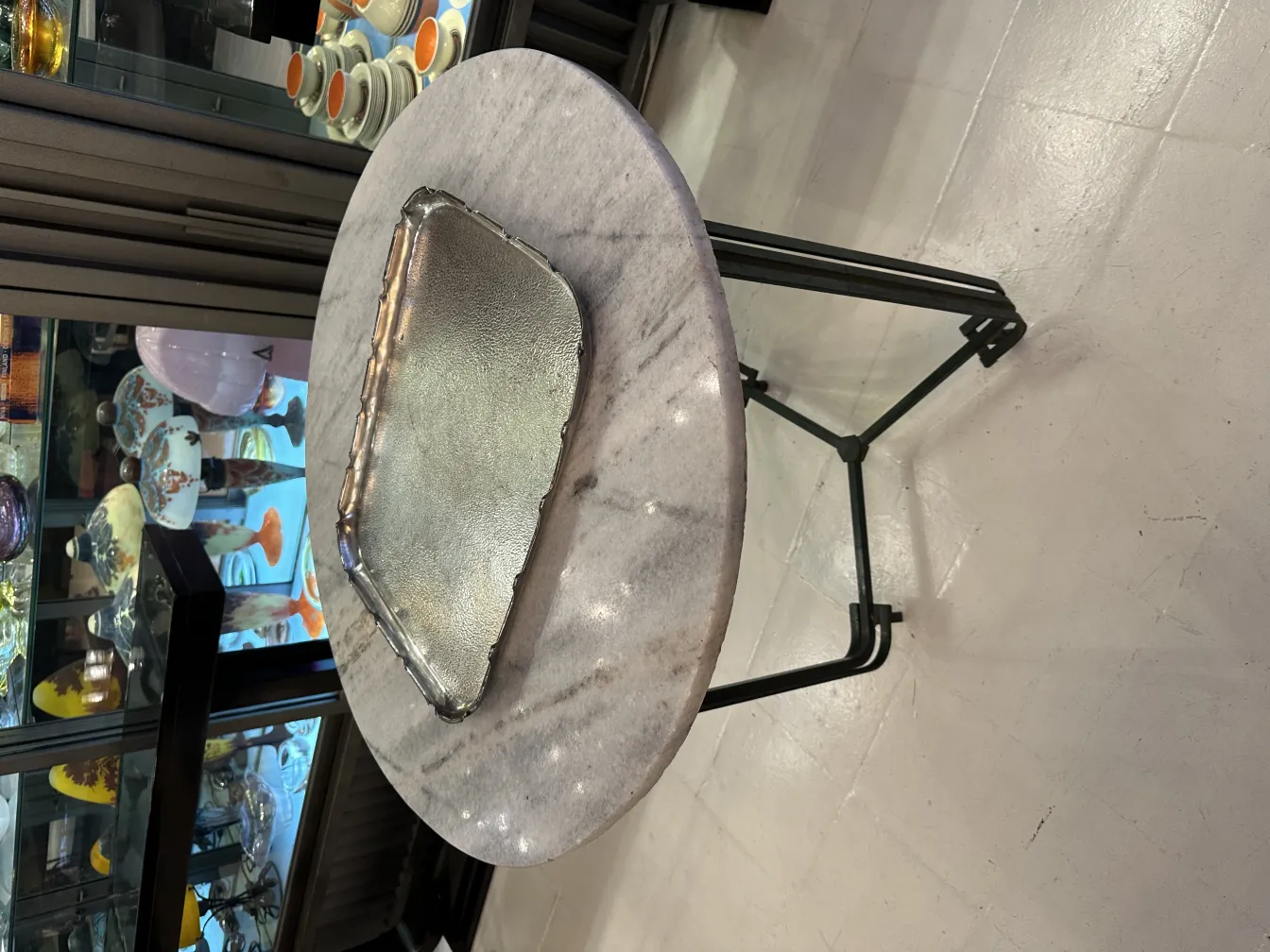 antik Tablett auf einem Marmortisch, dekorativ