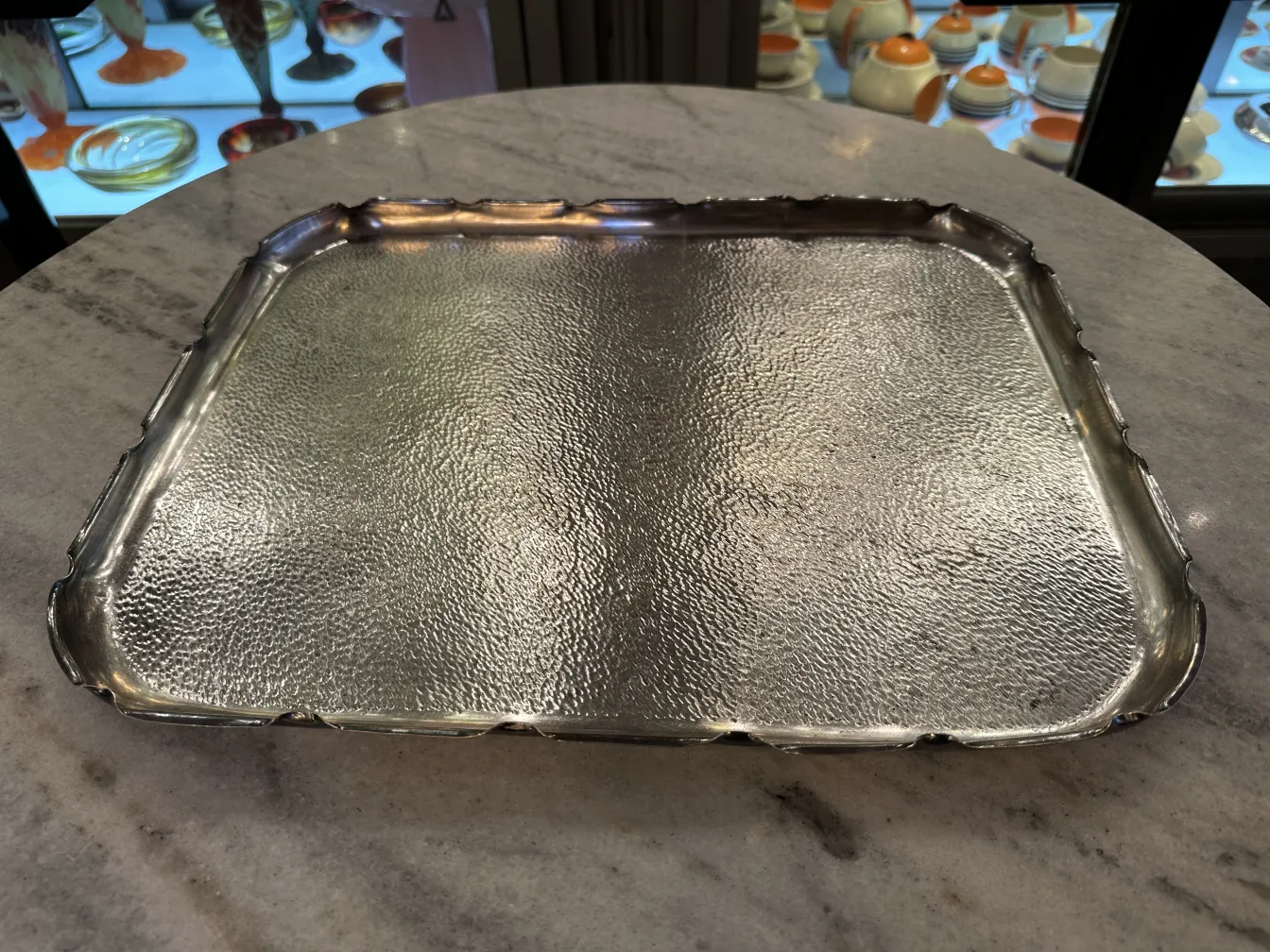 古董托盘，边缘装饰和质感表面