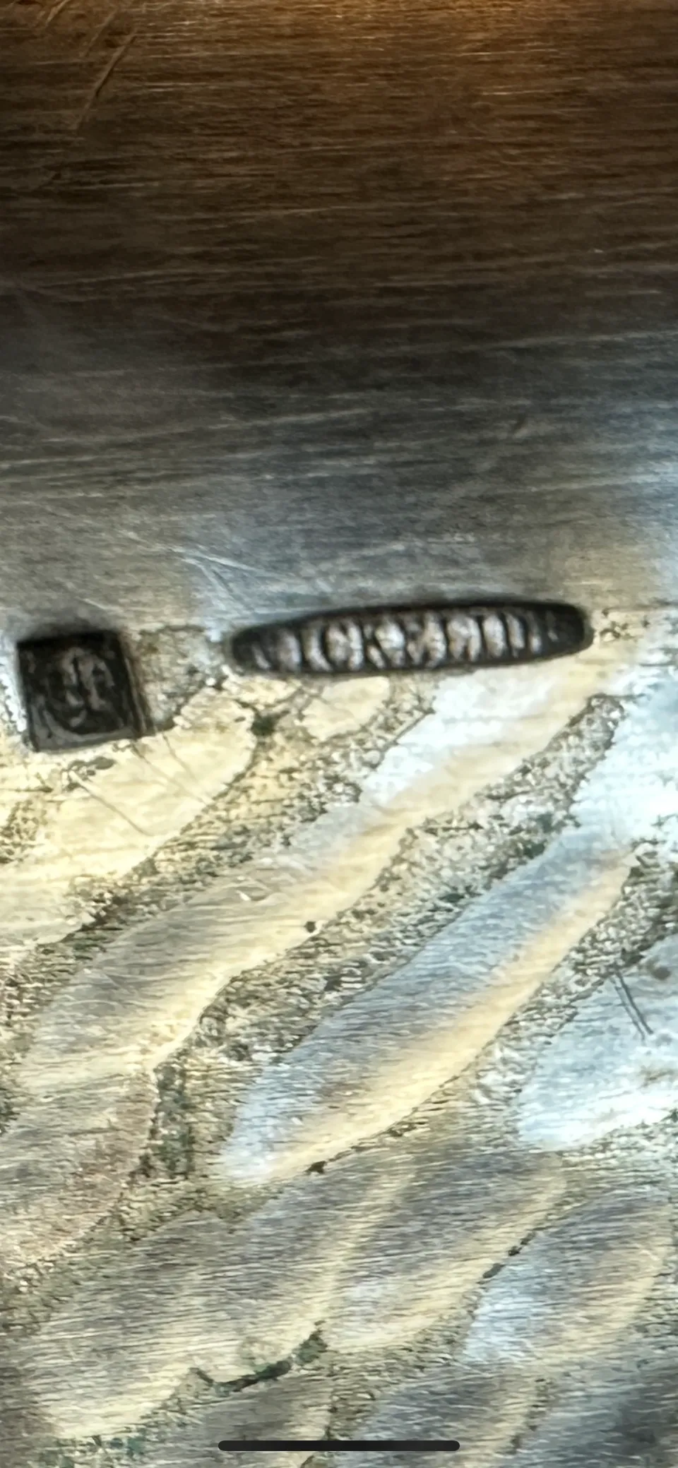 vassoio antico con dettagli incisi