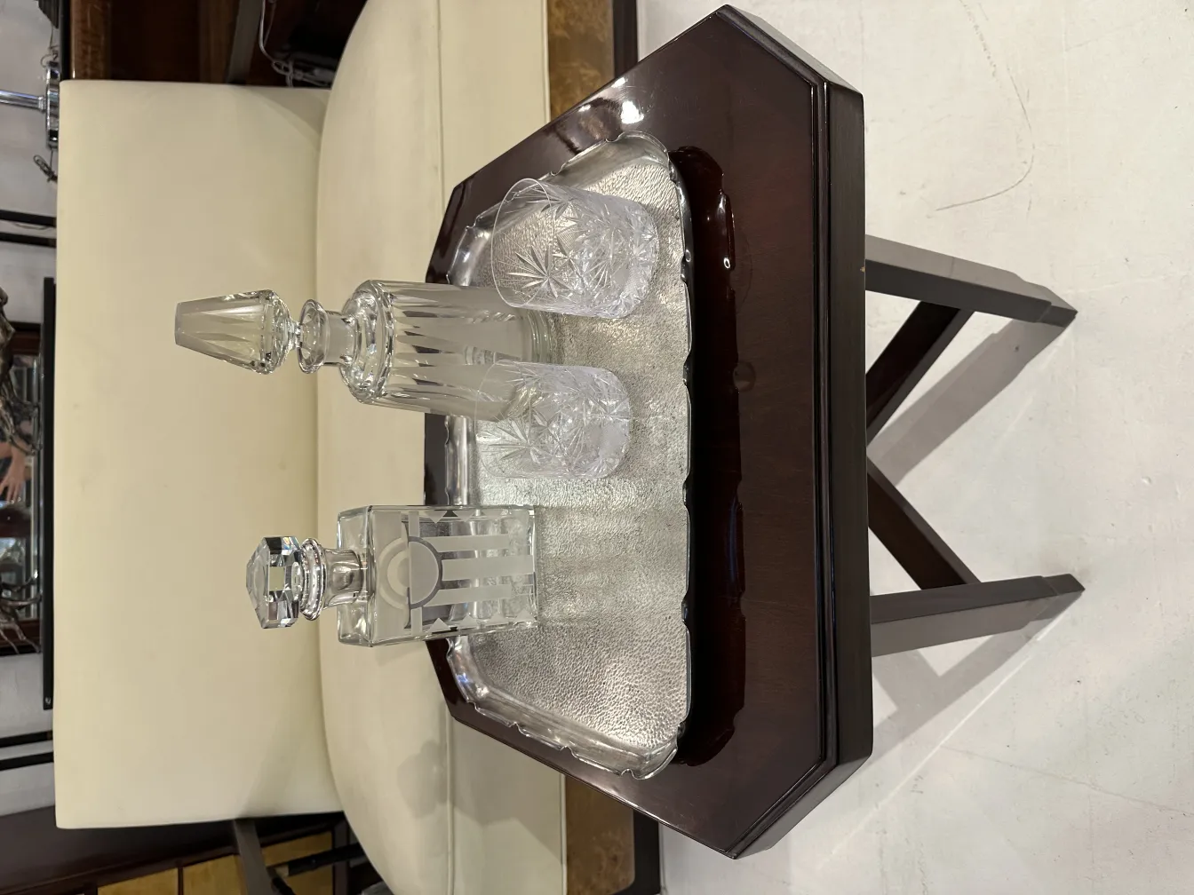 vassoio antico con bottiglie decorative in cristallo