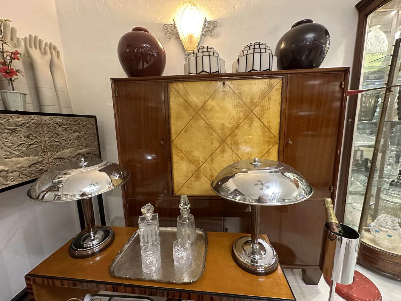 vassoio antico argentato con decorazioni sorprendenti e bottiglie di vetro