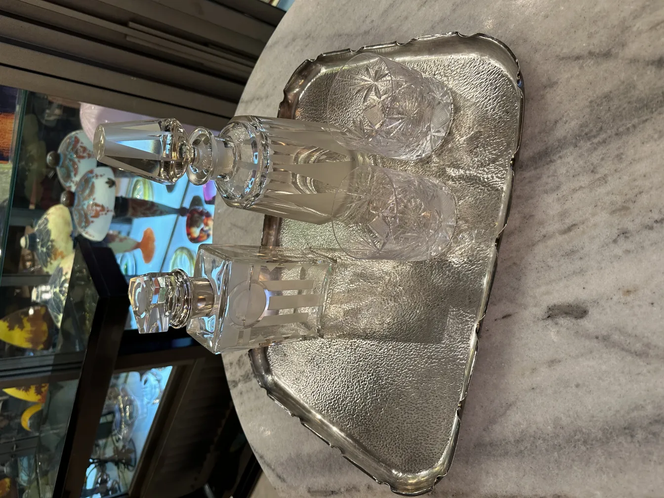 古老的托盘，配有三个瓶子和两个杯子