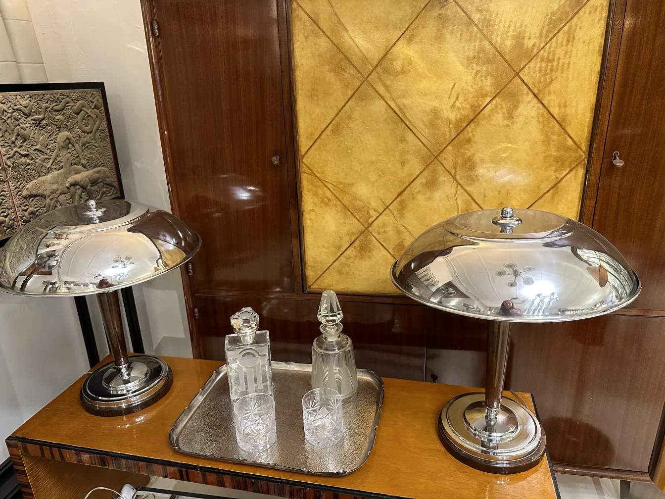 plateau ancien décoré, cadre élégant avec des flacons