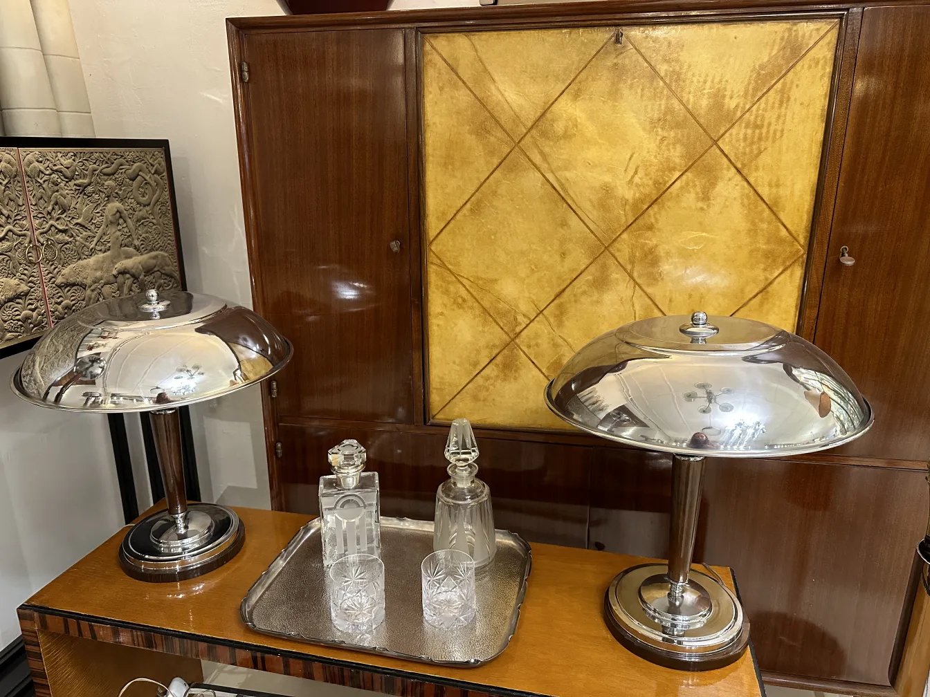 صينية مستطيلة بحواف مزخرفة وعناصر زجاجية