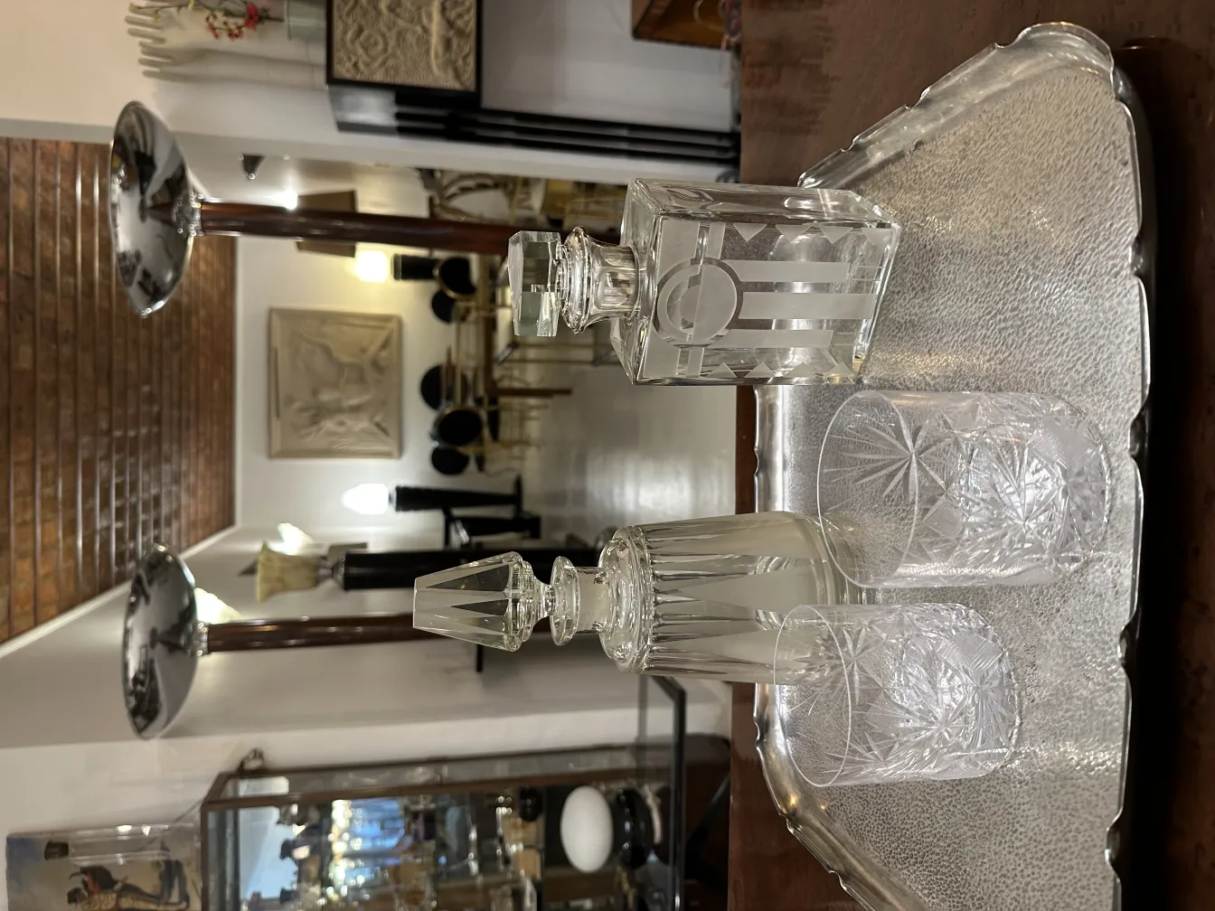 antikes Tablett mit Kristallgläsern in einem eleganten Ambiente