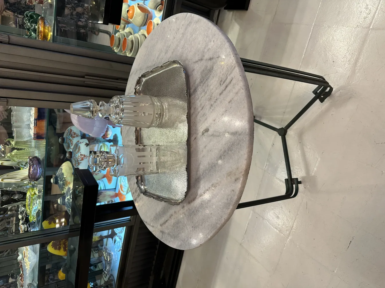 antikes tablett auf einem tisch mit glasflaschen