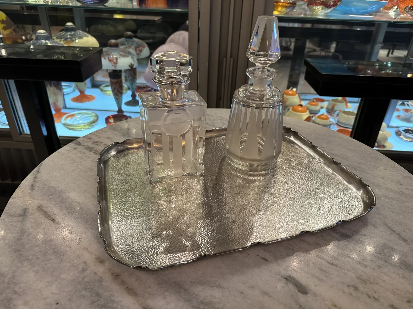 plateau ancien avec bouteilles décoratives