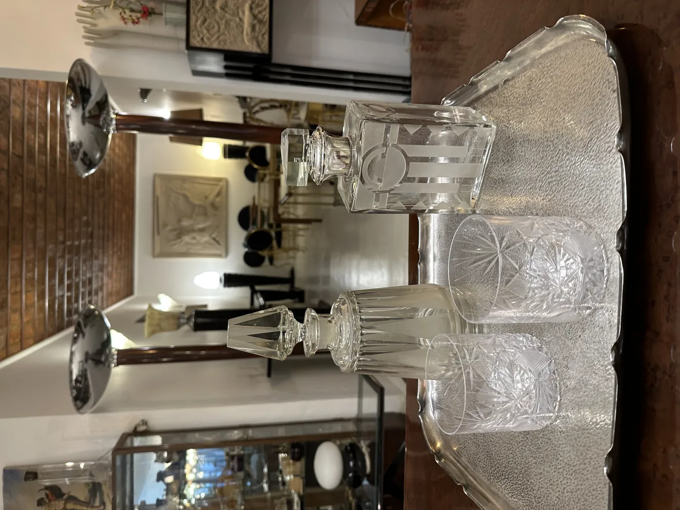 plateau ancien avec verres en cristal dans un cadre élégant