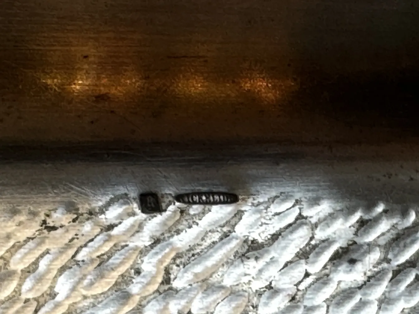 vassoio antico con dettagli decorativi visibili