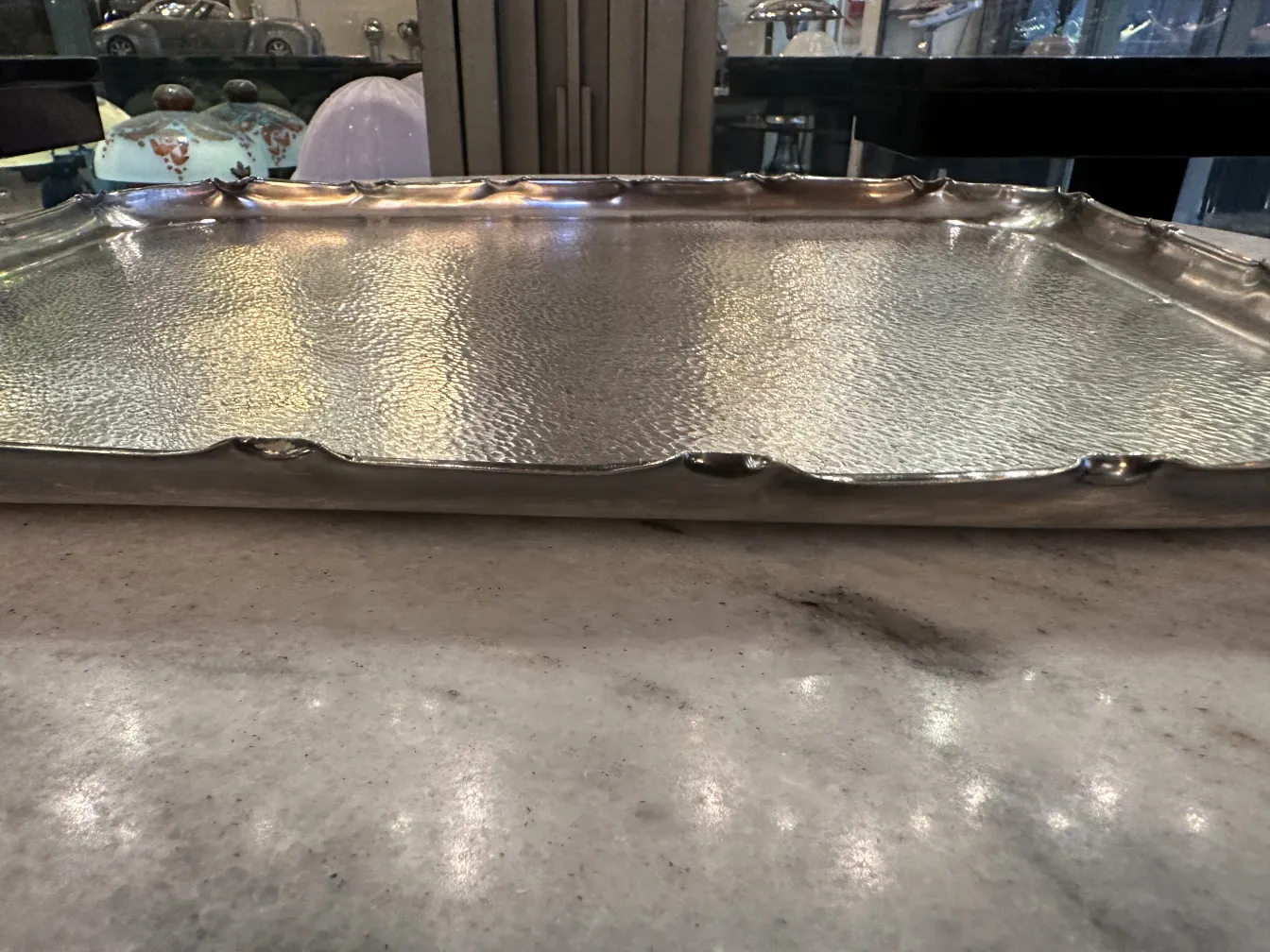 vassoio antico con bordi decorativi e superficie lucida