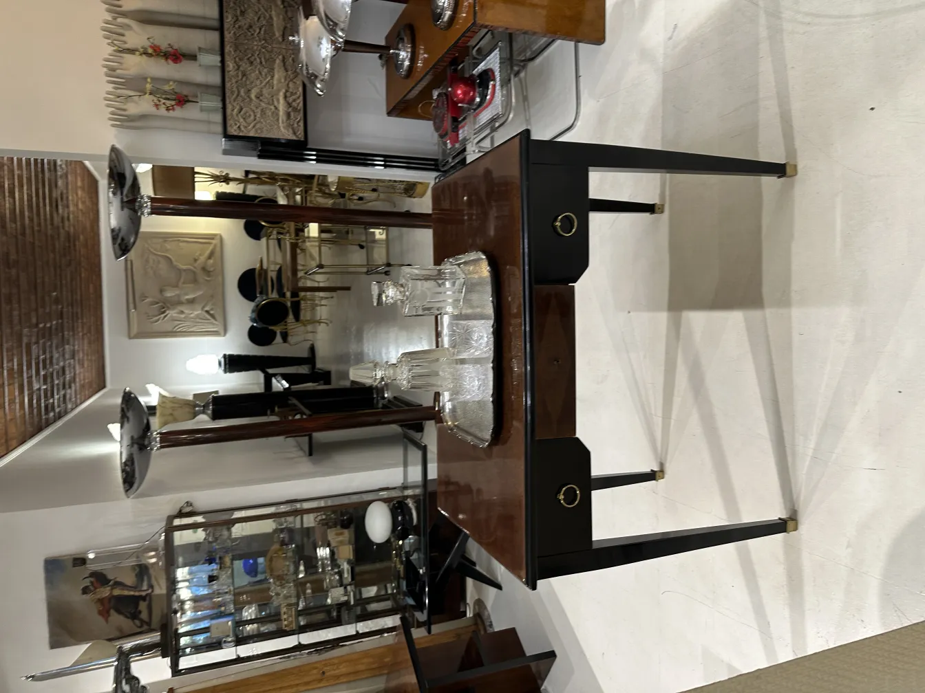 античный поднос с элегантными декоративными деталями в стильной обстановке