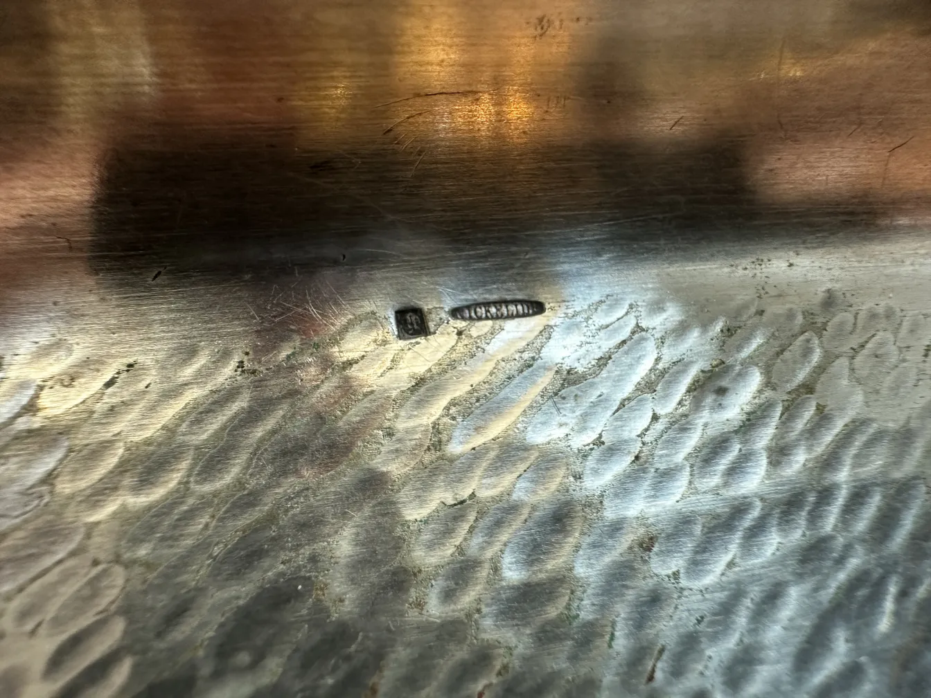 plateau ancien avec surface décorative et signes d'utilisation