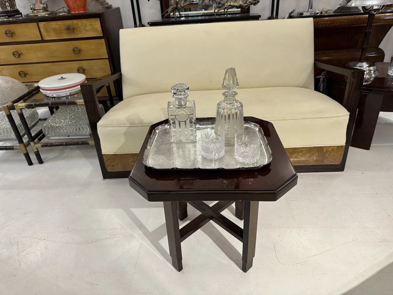 bandeja antiga com duas garrafas de vidro e copos