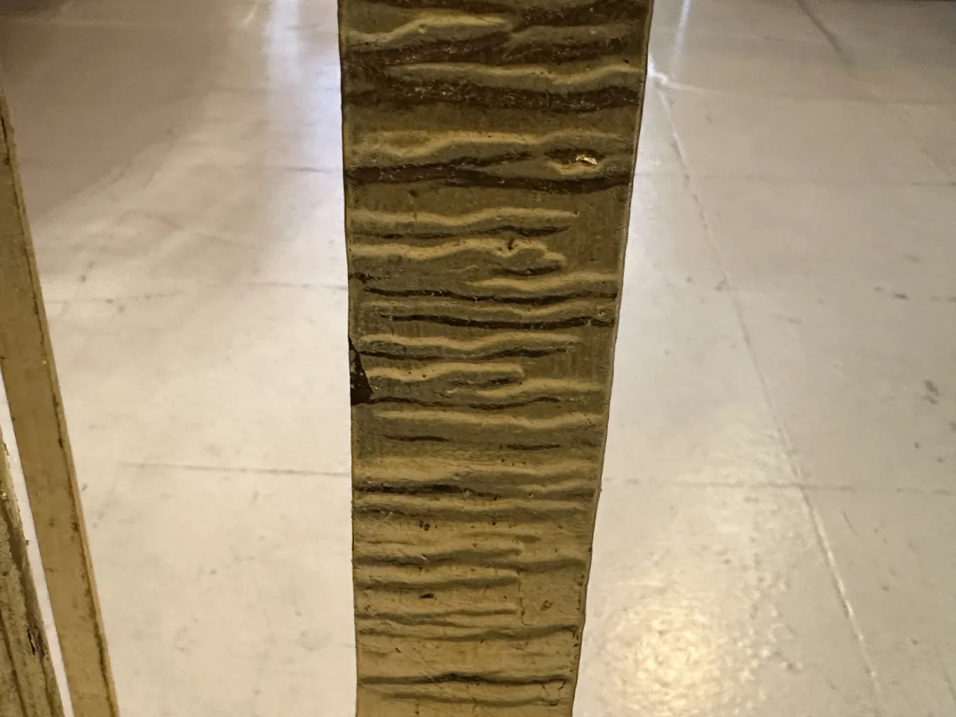 suporte para guarda-chuva antigo com design decorativo único