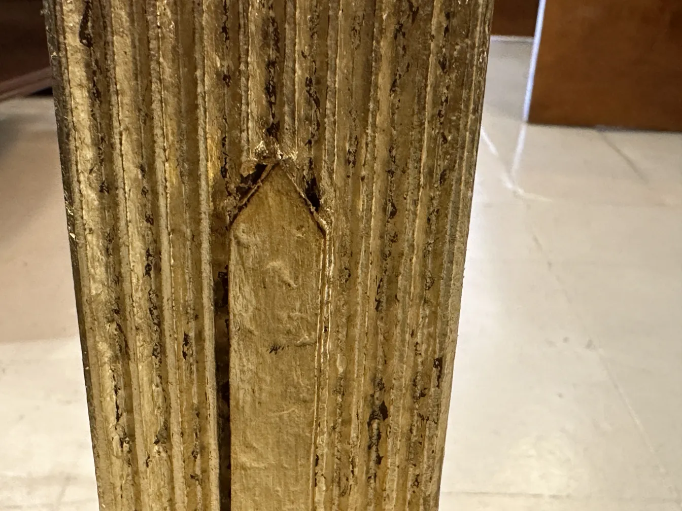 Suporte para guarda-chuva antigo com detalhes decorativos