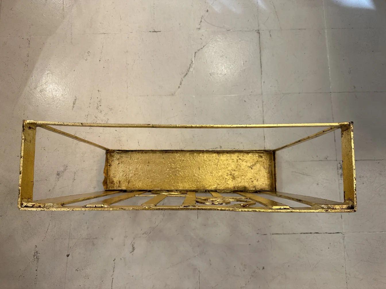 porte-parapluie ancien avec un design élégant et des lignes épurées